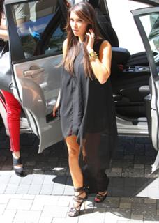 Kim Kardashian feet photo thumbnail