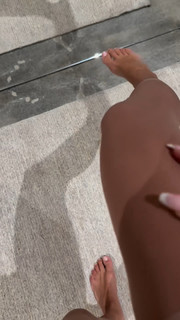 Kim Kardashian feet photo thumbnail