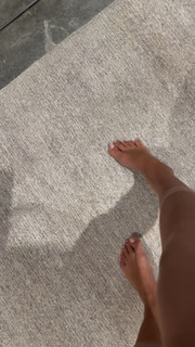 Kim Kardashian feet photo thumbnail