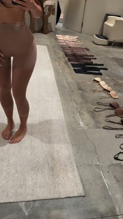 Kim Kardashian feet photo thumbnail