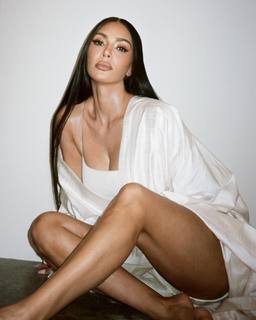 Kim Kardashian feet photo thumbnail