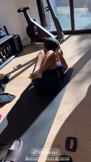 Kim Kardashian feet photo thumbnail