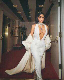 Kim Kardashian feet photo thumbnail