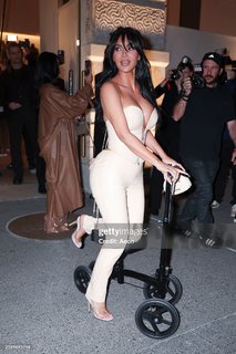 Kim Kardashian feet photo thumbnail