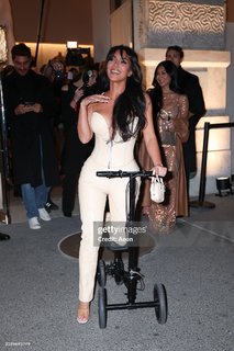 Kim Kardashian feet photo thumbnail
