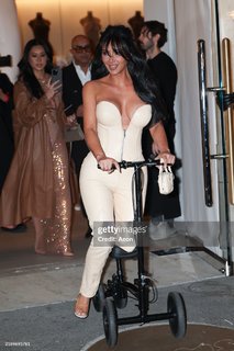Kim Kardashian feet photo thumbnail