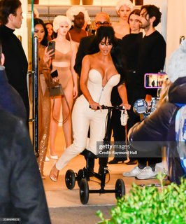 Kim Kardashian feet photo thumbnail