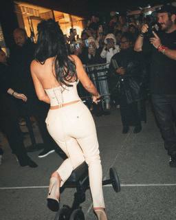 Kim Kardashian feet photo thumbnail