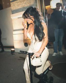 Kim Kardashian feet photo thumbnail