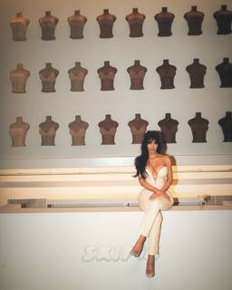 Kim Kardashian feet photo thumbnail