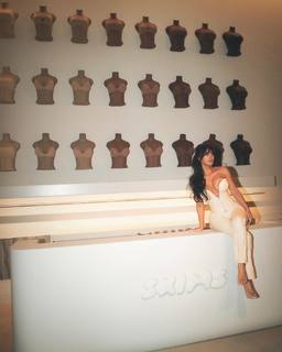 Kim Kardashian feet photo thumbnail