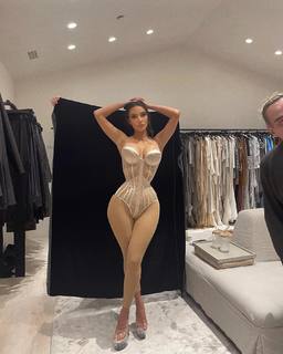 Kim Kardashian feet photo thumbnail