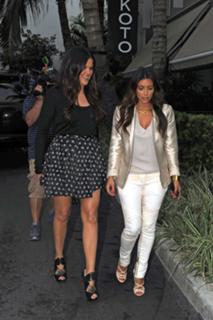 Kim Kardashian feet photo thumbnail