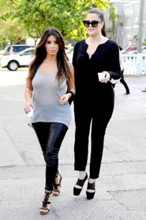 Kim Kardashian feet photo thumbnail