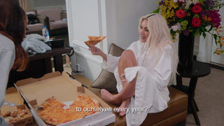 Kim Kardashian feet photo thumbnail