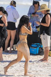 Kim Kardashian feet photo thumbnail