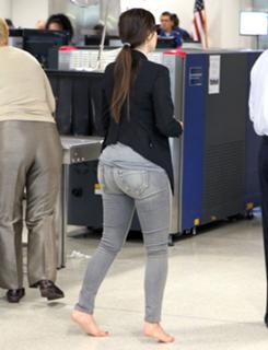 Kim Kardashian feet photo thumbnail