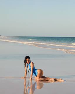 Kim Kardashian feet photo thumbnail