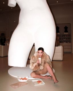 Kim Kardashian feet photo thumbnail
