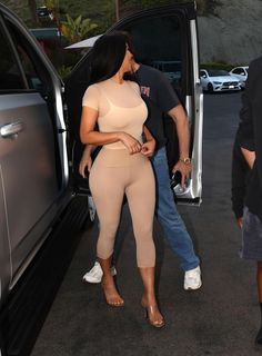 Kim Kardashian feet photo thumbnail