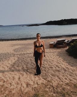 Kim Kardashian feet photo thumbnail