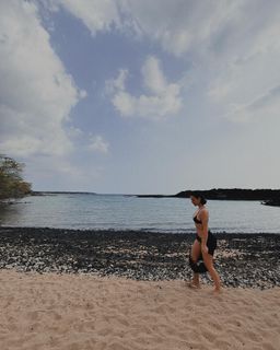 Kim Kardashian feet photo thumbnail