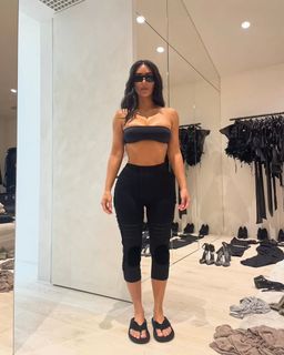 Kim Kardashian feet photo thumbnail