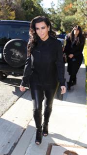 Kim Kardashian feet photo thumbnail