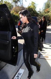 Kim Kardashian feet photo thumbnail