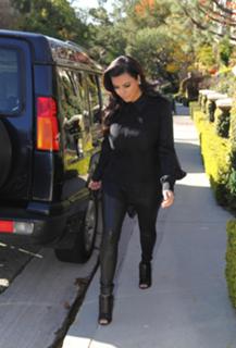 Kim Kardashian feet photo thumbnail