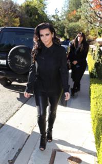 Kim Kardashian feet photo thumbnail