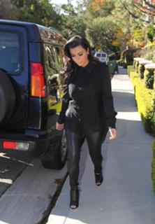 Kim Kardashian feet photo thumbnail