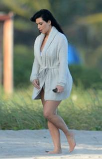Kim Kardashian feet photo thumbnail