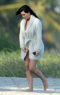 Kim Kardashian feet photo thumbnail