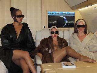 Kim Kardashian feet photo thumbnail