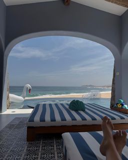 Kim Kardashian feet photo thumbnail