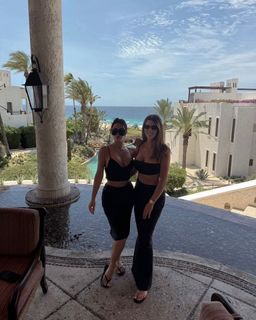 Kim Kardashian feet photo thumbnail