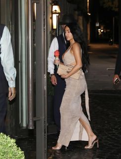 Kim Kardashian feet photo thumbnail