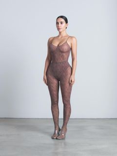 Kim Kardashian feet photo thumbnail