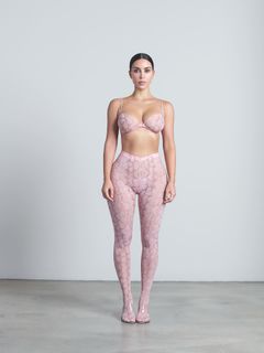 Kim Kardashian feet photo thumbnail