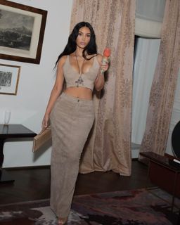 Kim Kardashian feet photo thumbnail