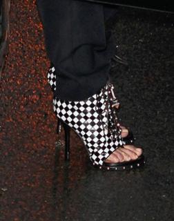 Kim Kardashian feet photo thumbnail