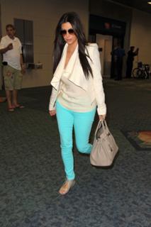 Kim Kardashian feet photo thumbnail