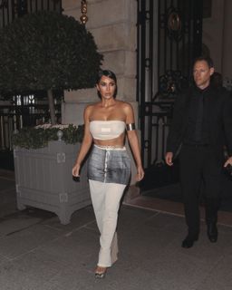 Kim Kardashian feet photo thumbnail