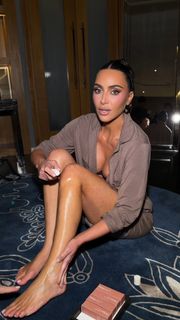 Kim Kardashian feet photo thumbnail