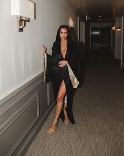 Kim Kardashian feet photo thumbnail