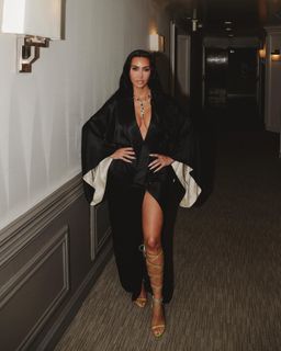 Kim Kardashian feet photo thumbnail