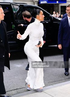 Kim Kardashian feet photo thumbnail