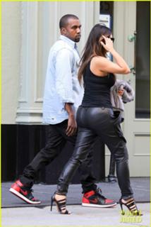 Kim Kardashian feet photo thumbnail