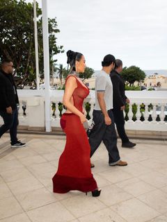 Kim Kardashian feet photo thumbnail